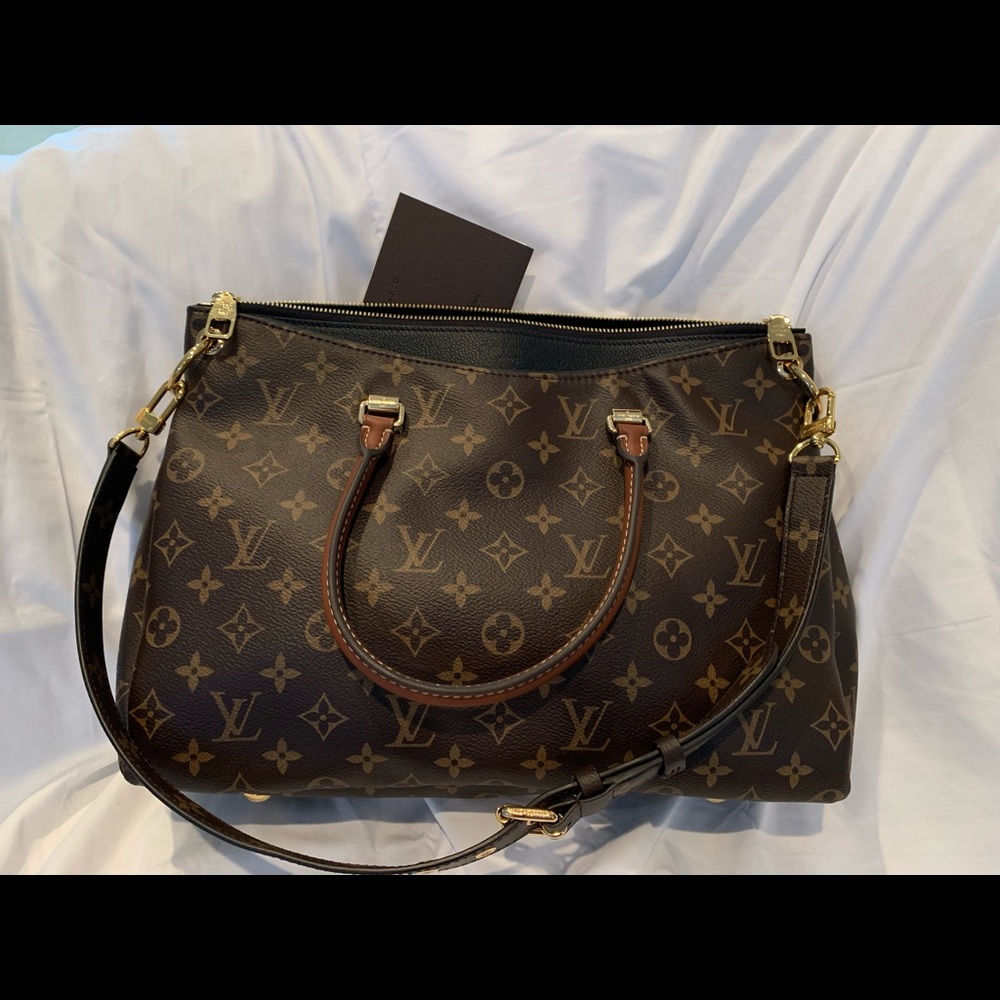 Louis Vuitton monogram bag that can be worn as handbag, shoulder or crossbody.